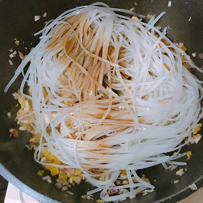 麺を加え炒めるパッタイ
