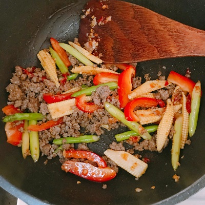 味付けをしていくスパゲティー具材