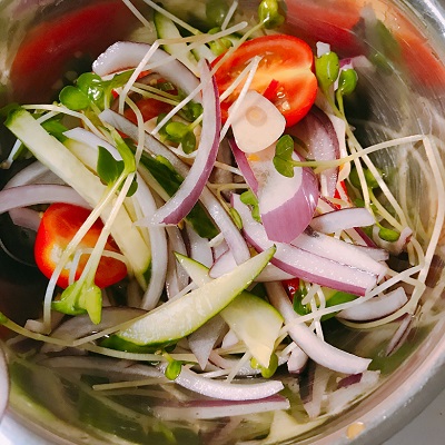 ボウルでタレと和えた野菜