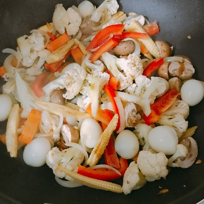 少量のソースを加えて炒める野菜炒め