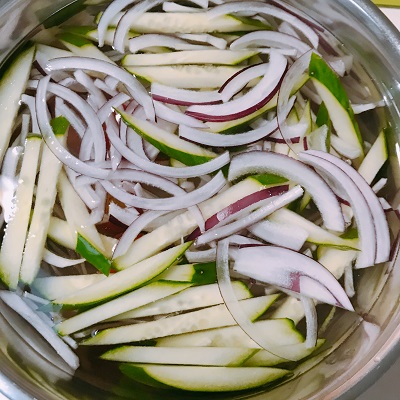 水にさらすサラダ野菜