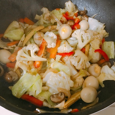 具材とソースを絡めて炒める野菜炒め