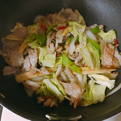 ソースを入れて炒める野菜炒め