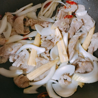 野菜を炒める