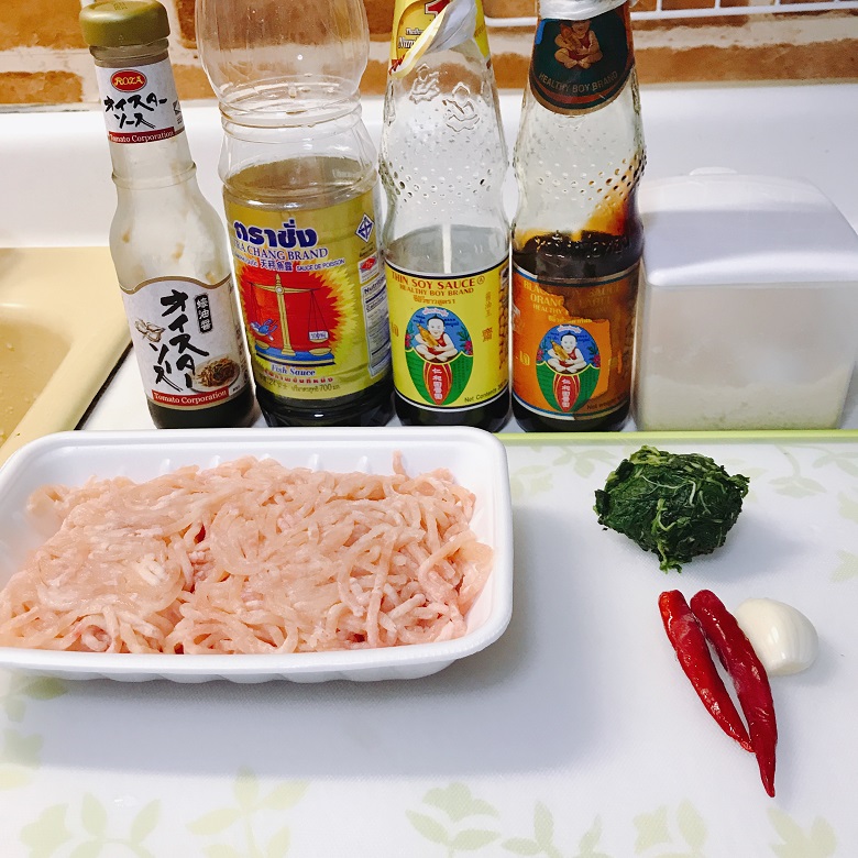 鶏ひき肉のガパオ材料