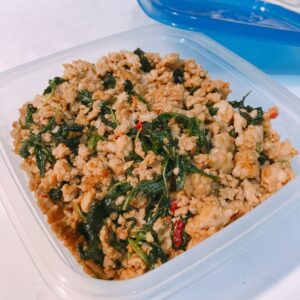 タッパーに入れた鶏ひき肉のガパオ