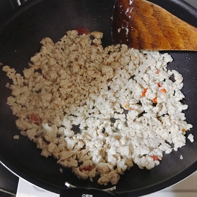 鶏ひき肉を炒める