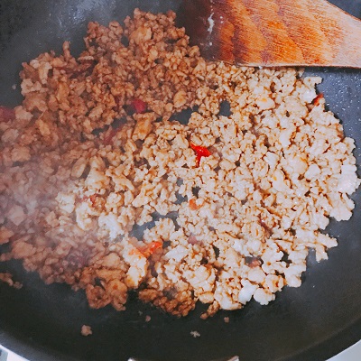 ガパオソースを入れ炒める鶏挽肉