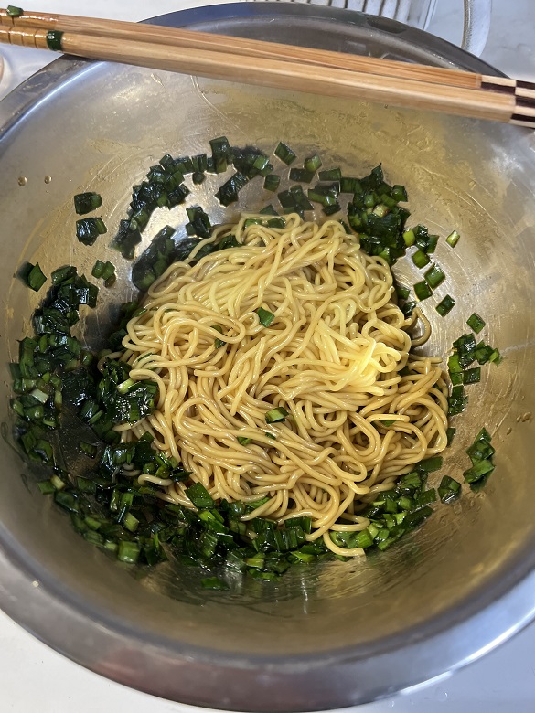 ボウルに中華麺を入れて味付けする