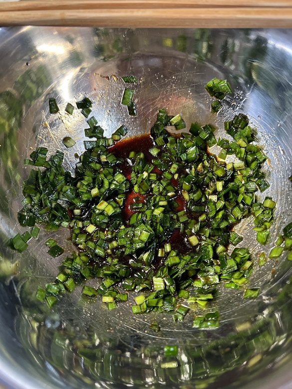 合わせた調味料とニラ