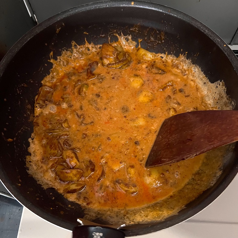 カレー粉とたまねぎを炒める
