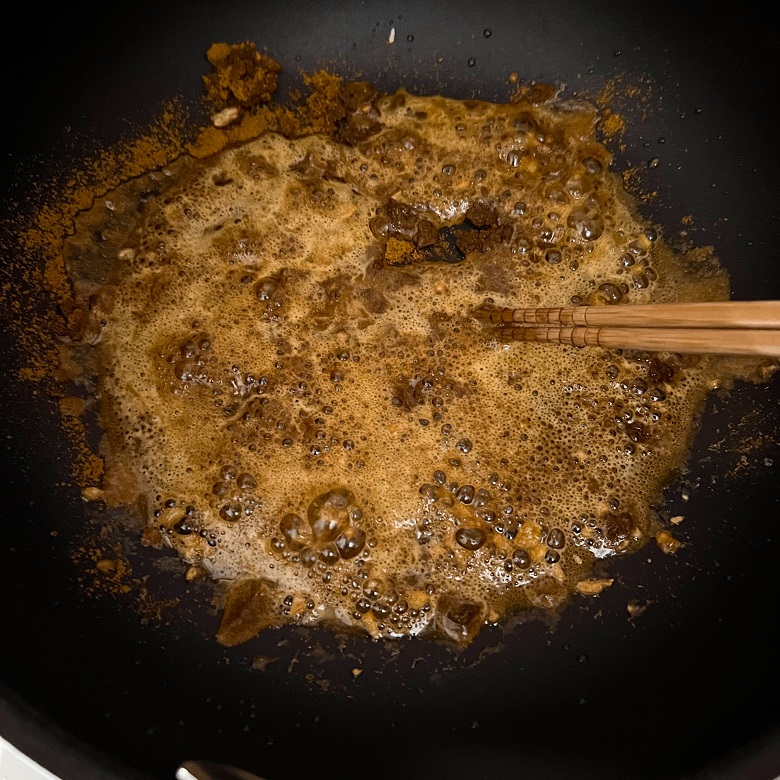 スパイスを炒める