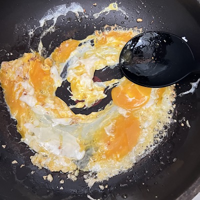 卵を炒める