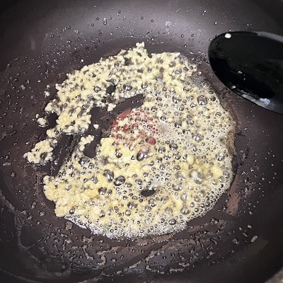 にんにくを炒める