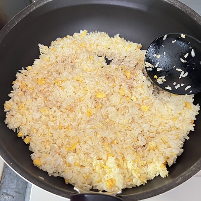 調味料を入れて炒める
