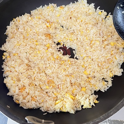 ご飯を炒める。