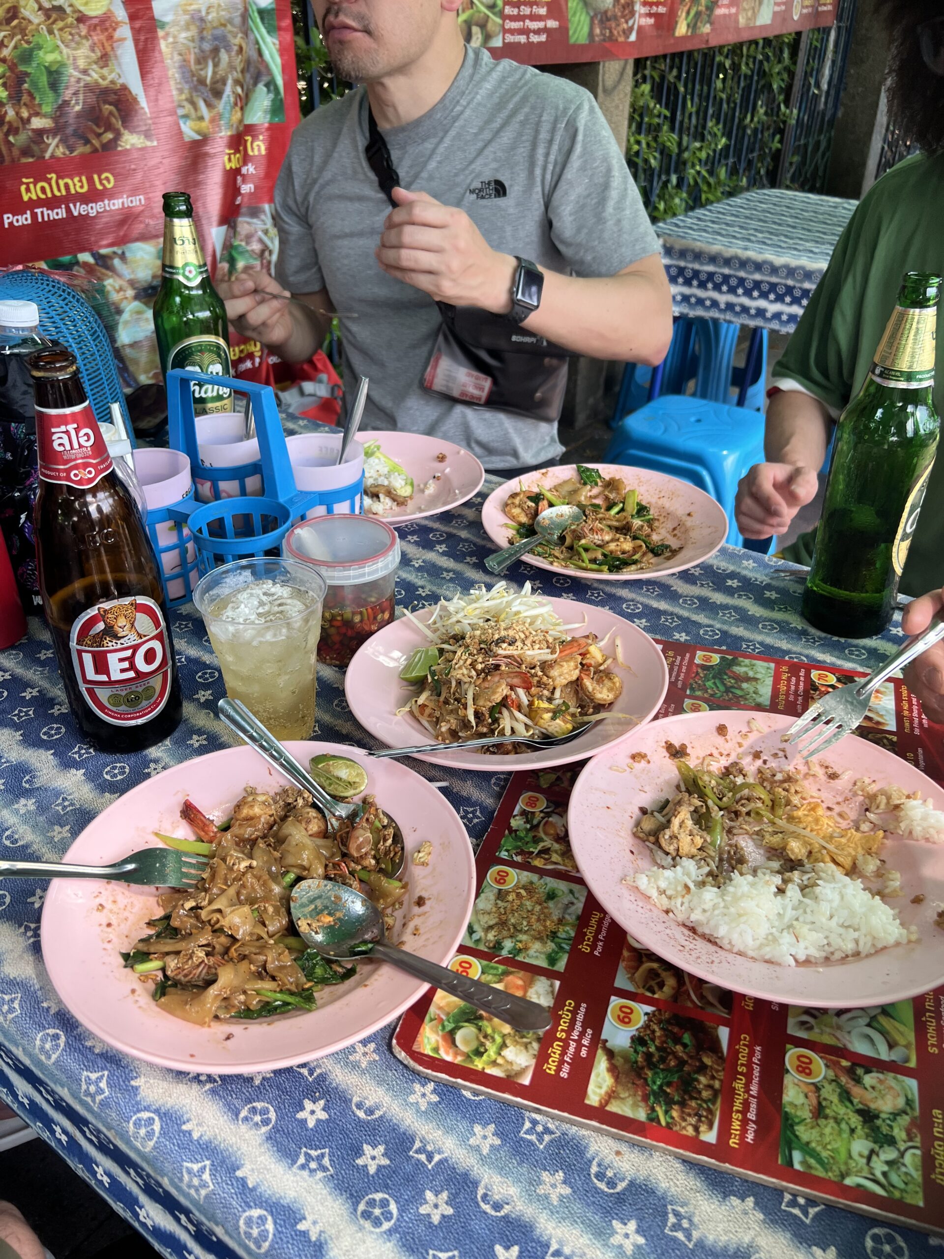 屋台でテーブルに並ぶタイ料理