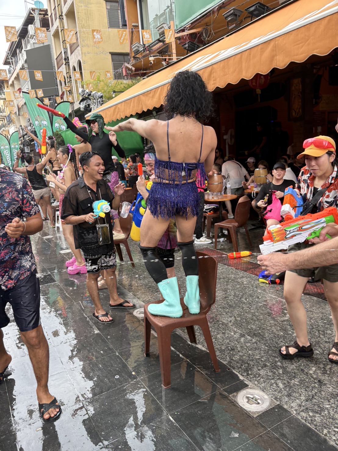 はちゃめちゃなソンクラン水掛け祭り