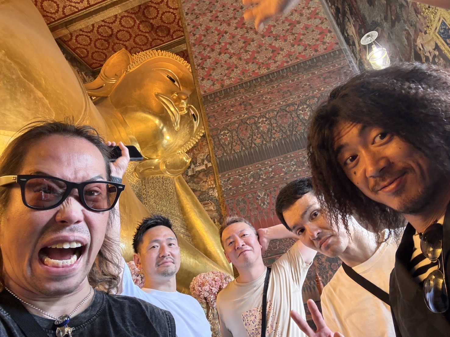 タイ旅行でワット・ポーを観光する5人