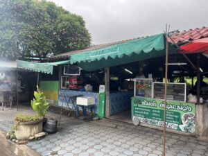 タイ・ナコンパトム県の食堂前で撮影した写真